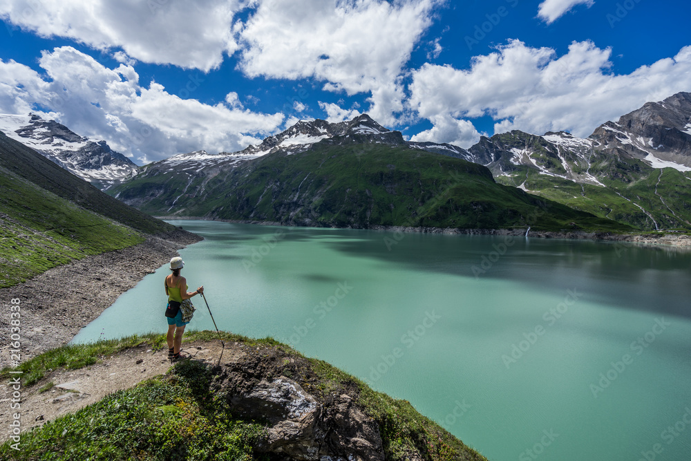 俯瞰Kitzsteinhorn、Hohe Tauern、Mooserboden和Wasserfallbo著名的高山小屋的女人