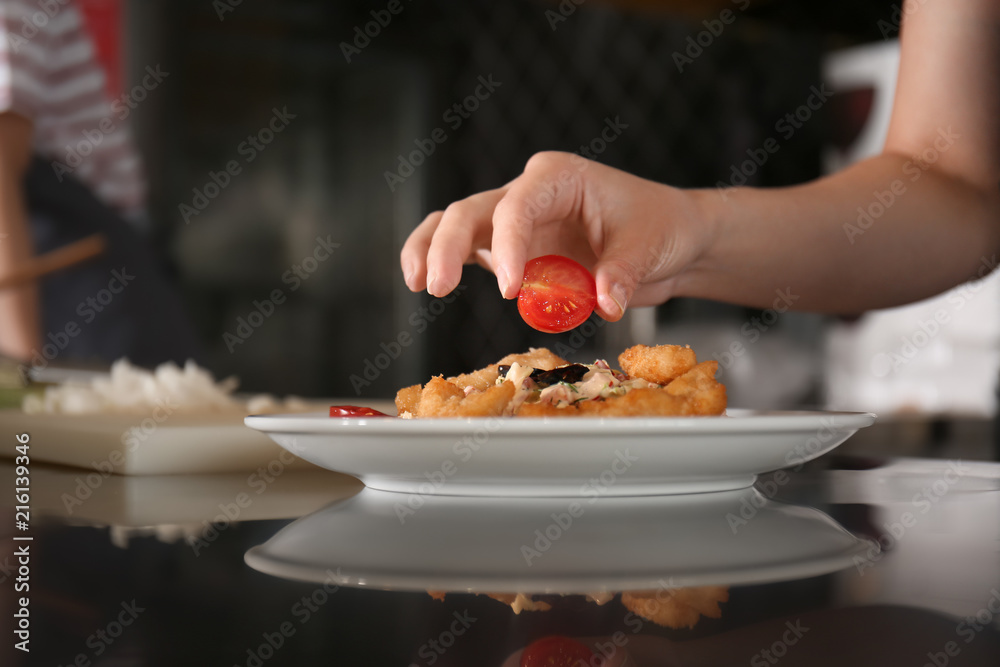 年轻女子在餐厅厨房烹饪课上准备美味沙拉，特写镜头