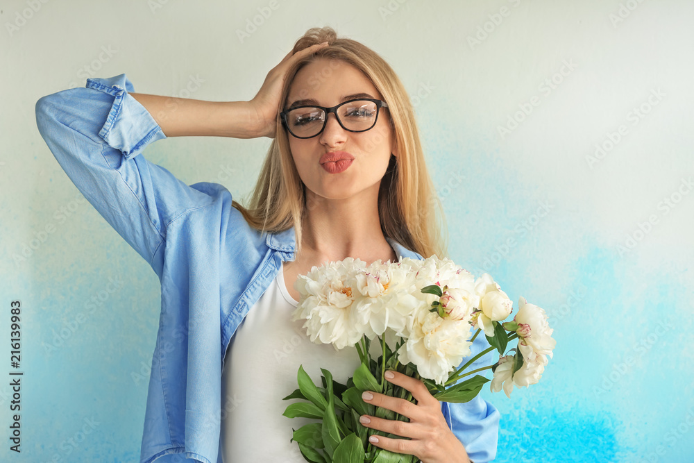 迷人的年轻女子，浅色背景上有美丽的花朵