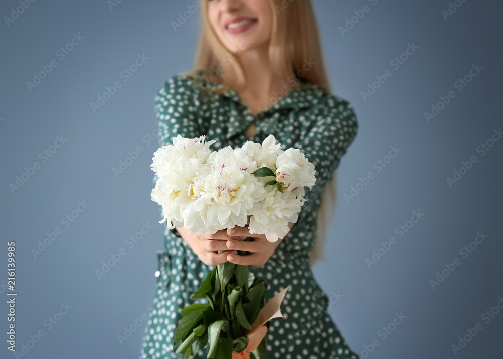 美丽的年轻女子，彩色背景上有美丽的花朵