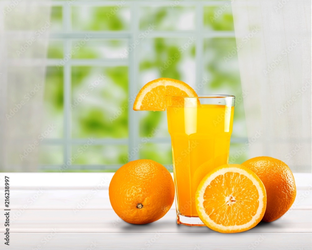 Orange juice and slices of orange