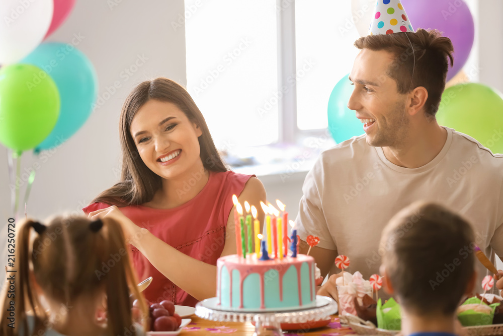 快乐的一家人在聚会上庆祝生日