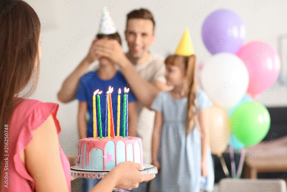 幸福的一家人在家用蛋糕庆祝生日