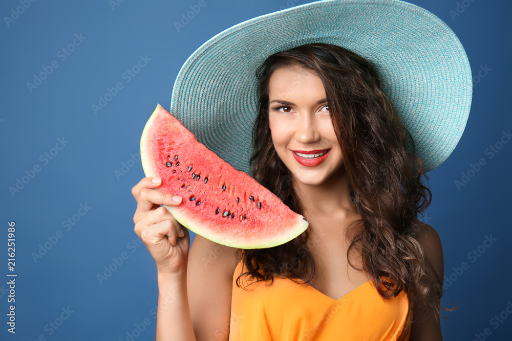 漂亮的年轻女人，背景是一片美味的西瓜