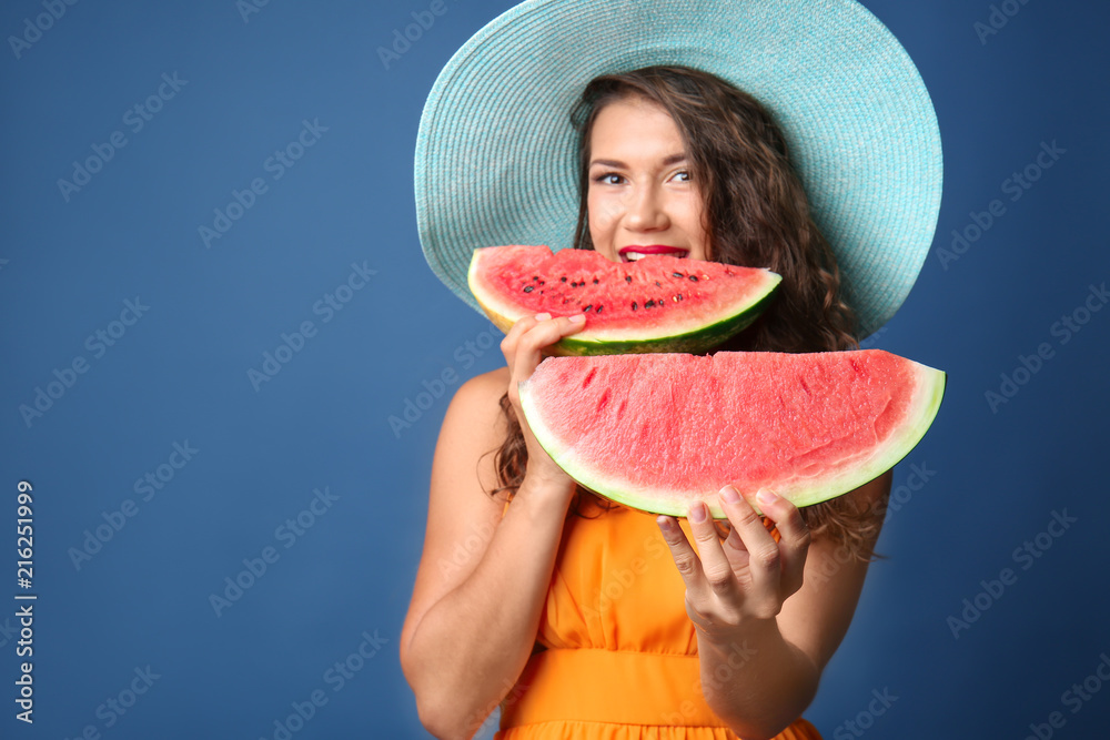 漂亮的年轻女人，背景是美味的西瓜片