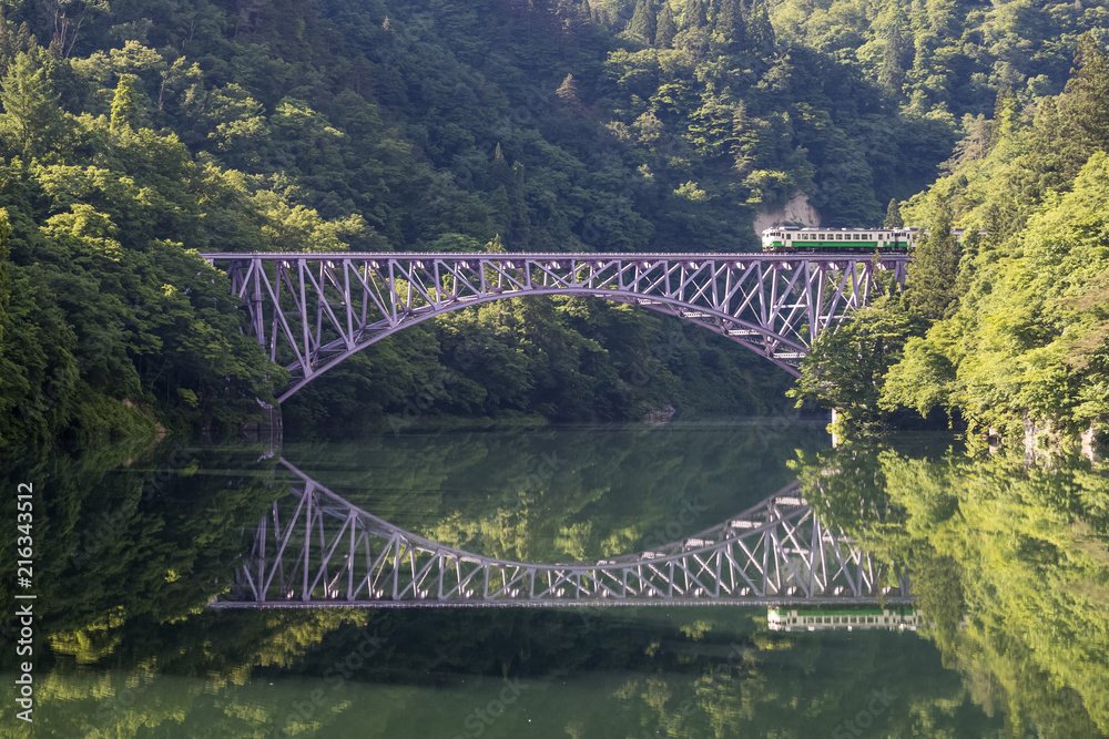 福岛县夏季的多达米铁路线和多达米河。