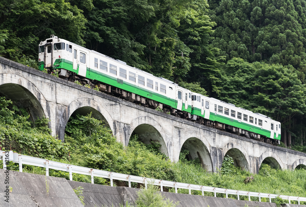 福岛县夏季的多山铁路线。