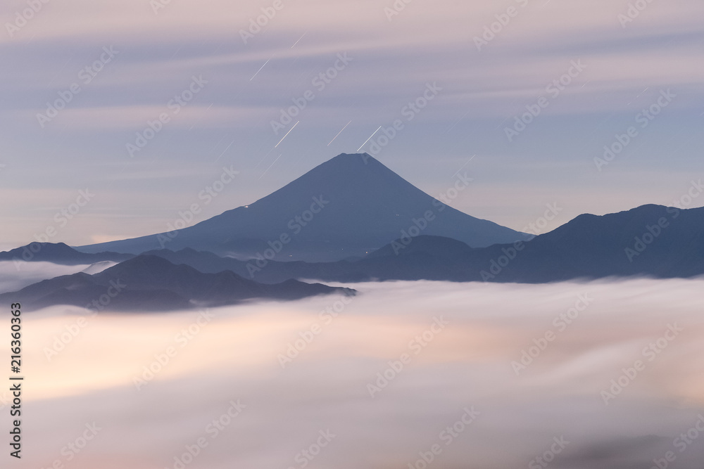 富士山，夏季云海，从Kushigata山看