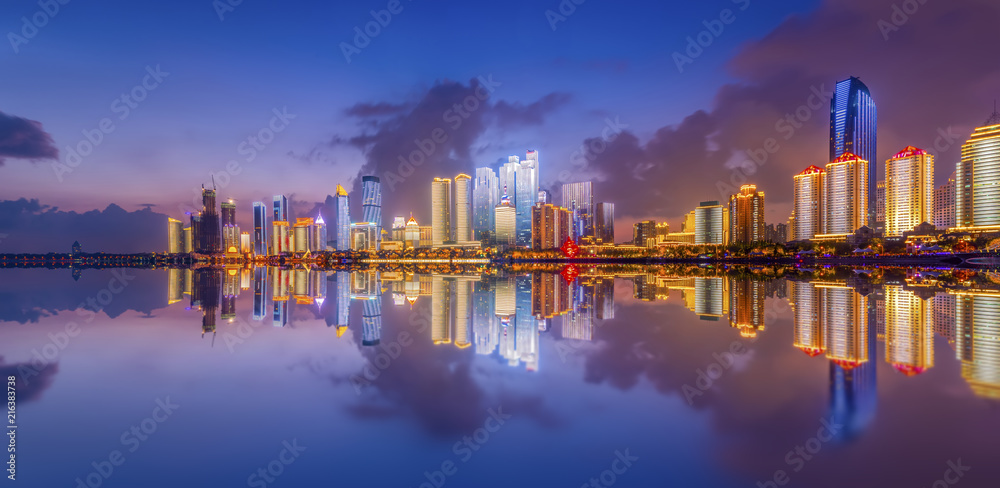 中国青岛现代城市建筑景观的夜景