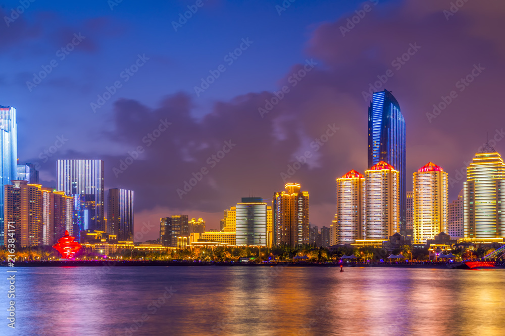 中国青岛现代城市建筑景观的夜景