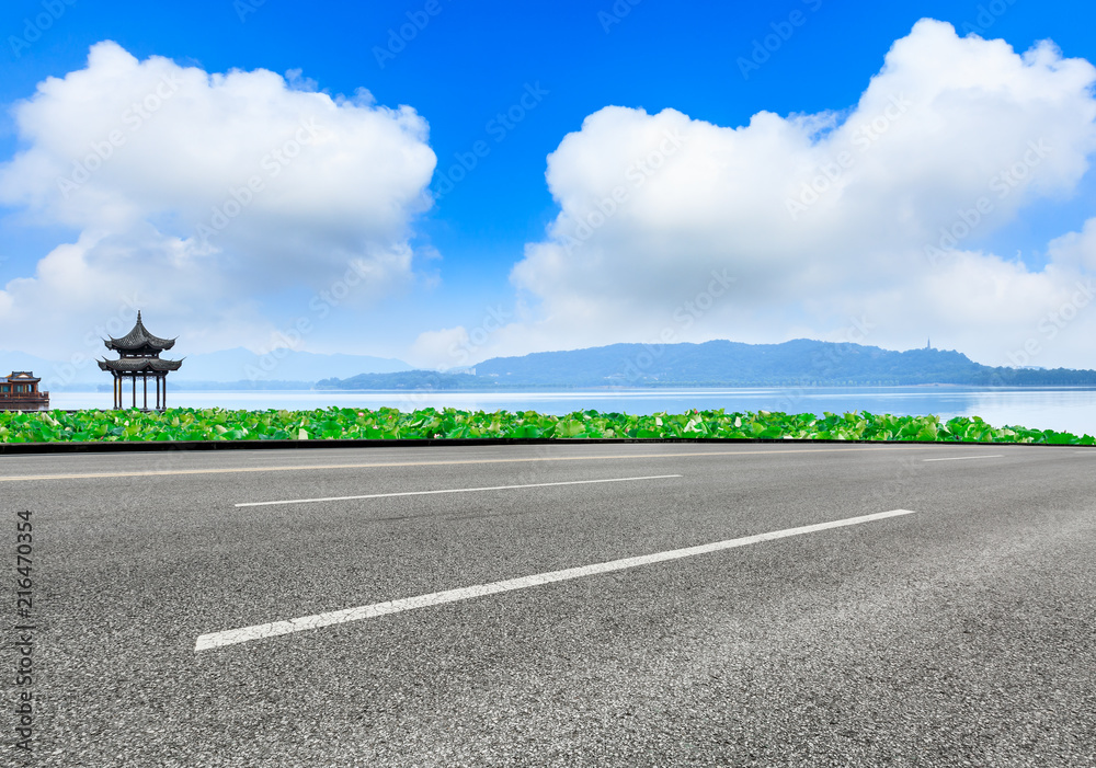 空旷的柏油路与杭州西湖自然风光