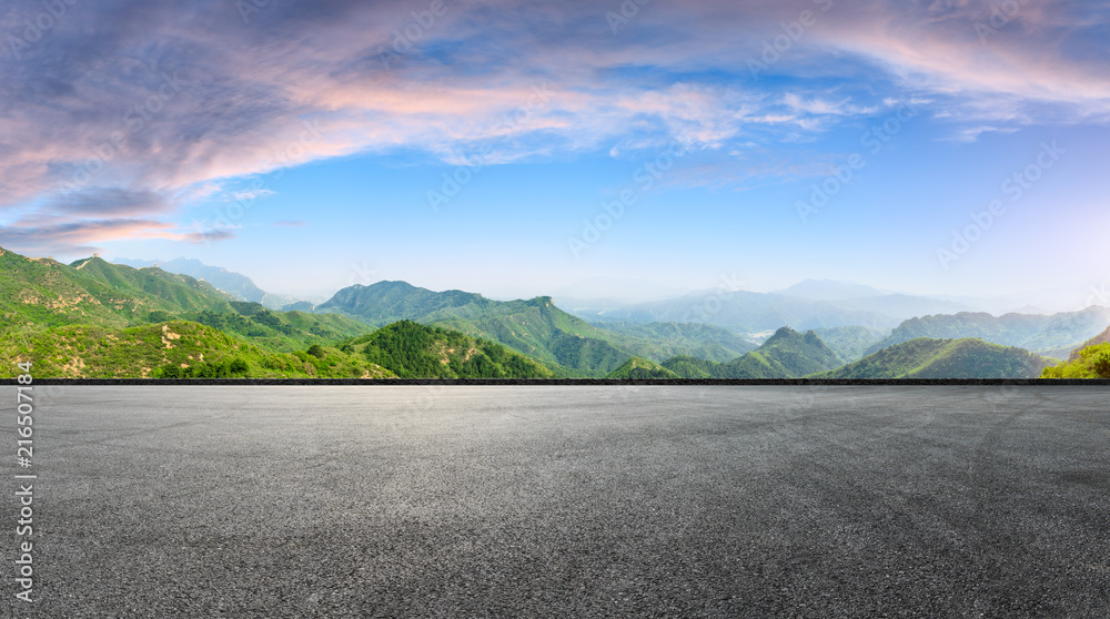 空沥青方车轮胎刹车和日出时的山景