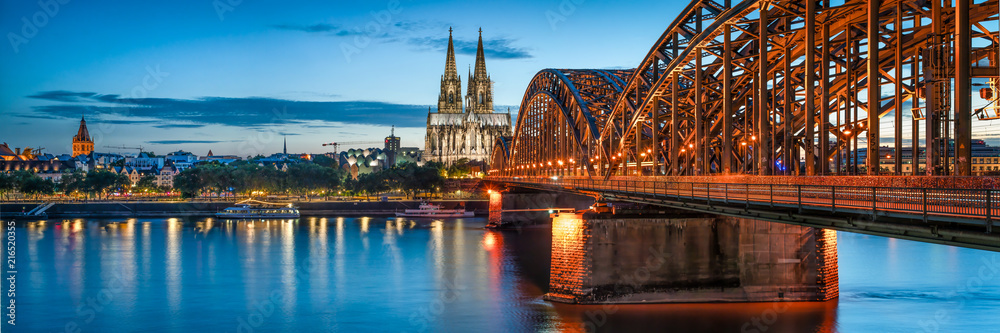 Skyline von Köln mit Kölner Dom und Hohenzollernbrücke bei Nacht