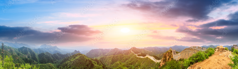 落日余晖下的雄伟中国长城，全景