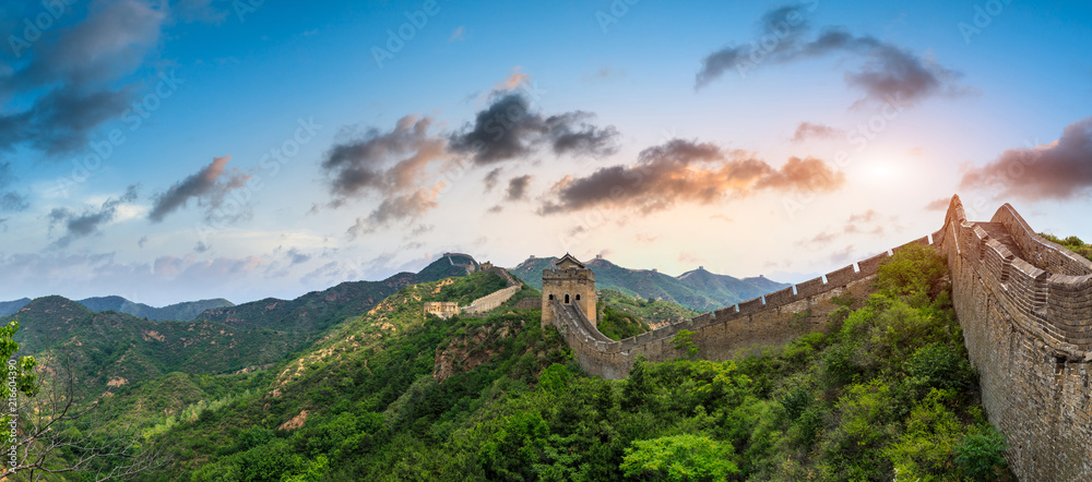 日落时雄伟的中国长城，全景