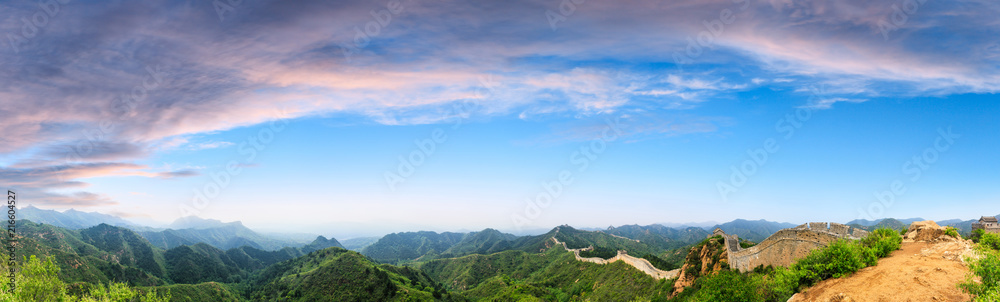 日落时雄伟的中国长城，全景