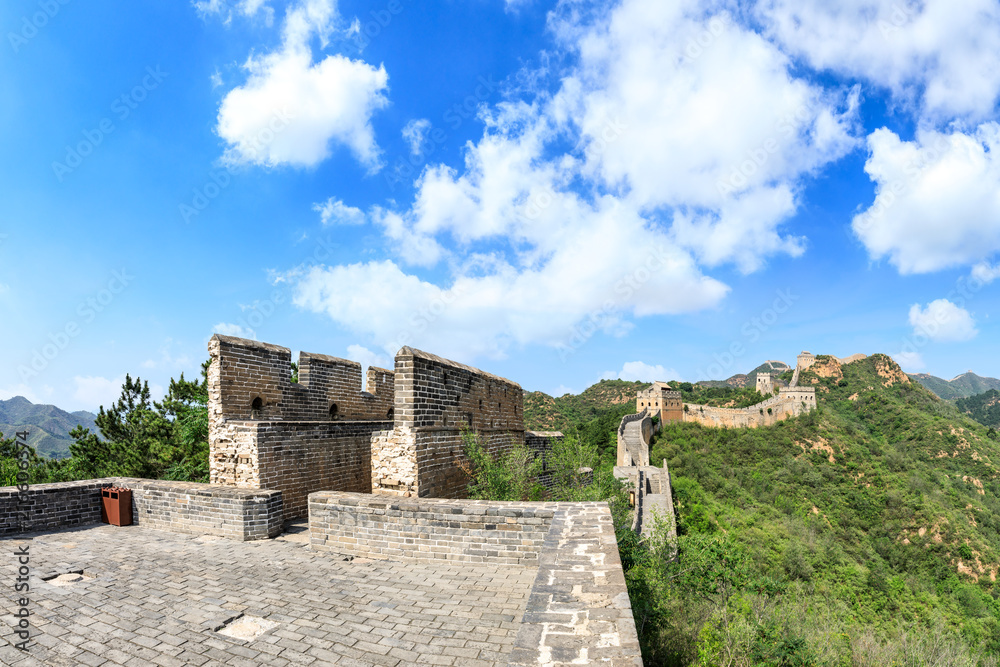 蓝天下雄伟的中国长城，全景