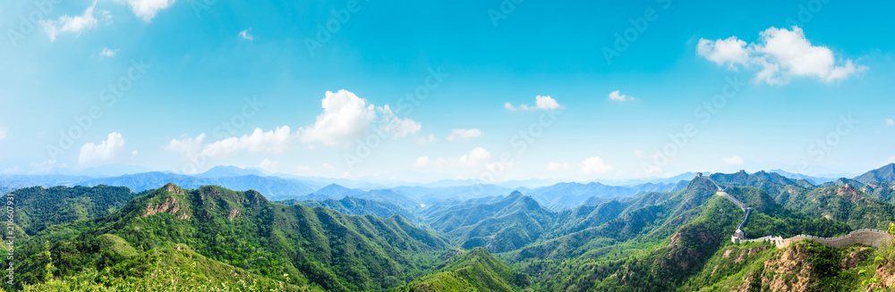 蓝天下雄伟的中国长城，全景