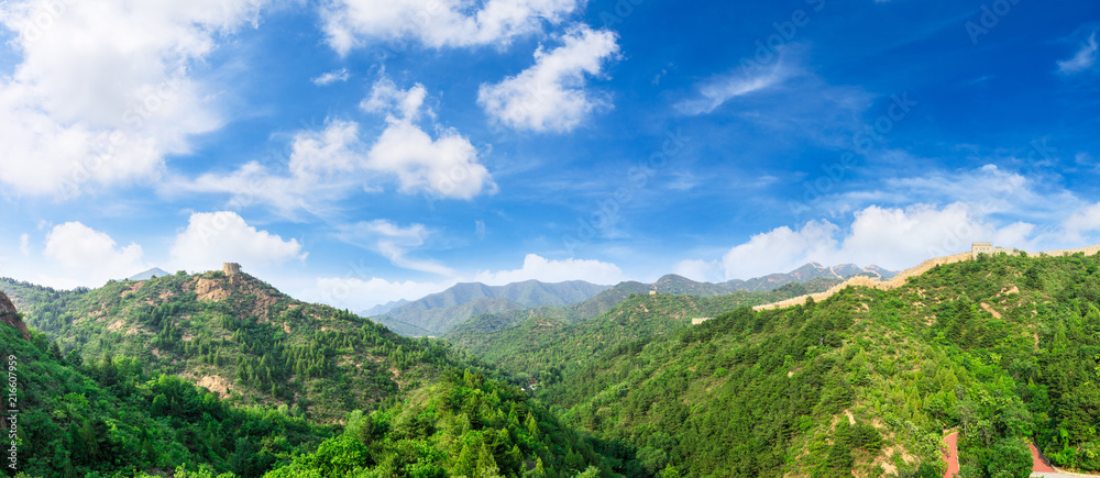 蓝天下雄伟的中国长城，全景