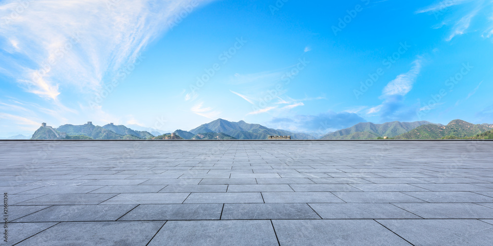 空荡荡的广场和群山环绕的长城