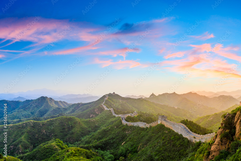 日出时的中国长城，全景