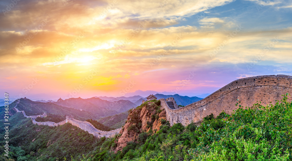 日出时的中国长城，全景