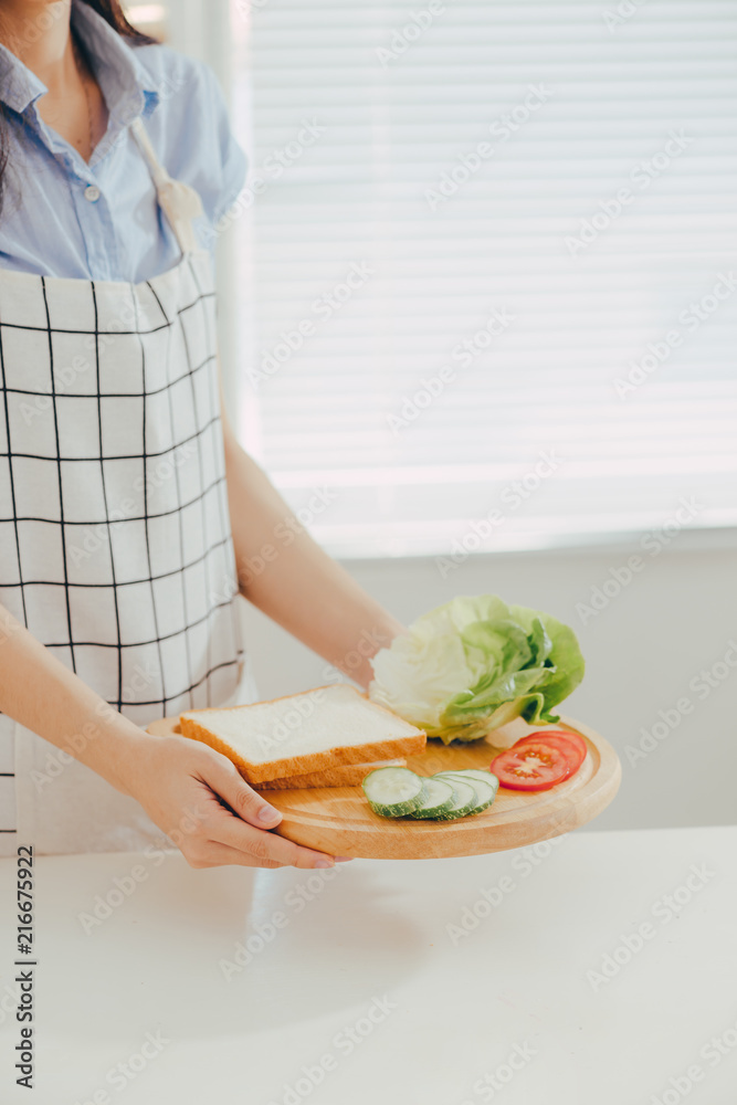 女围裙在厨房准备早餐