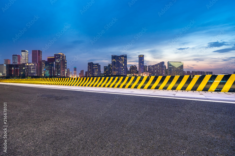 城市天际线的空柏油路