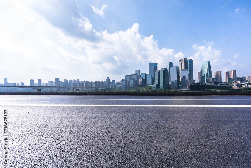 城市天际线的空柏油路