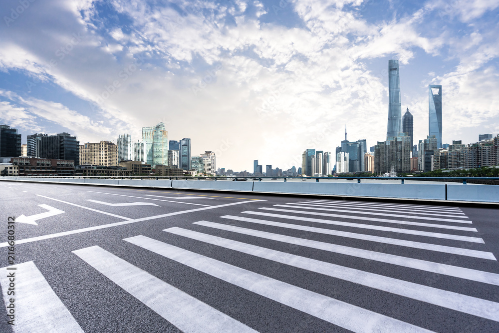 城市天际线的空柏油路