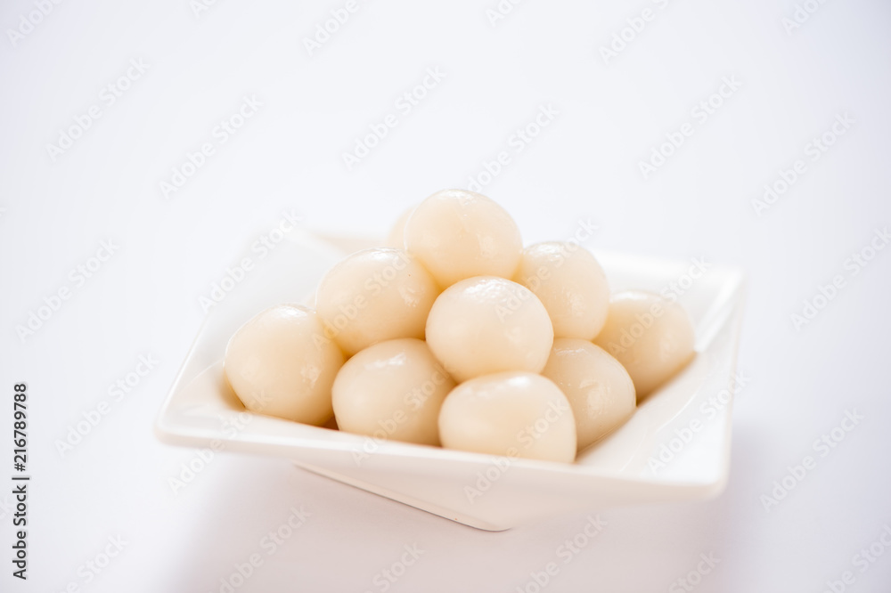 日本Dango甜点，有三种不同的颜色，粉色（红色）、白色和绿色，食谱，hanami Dango，