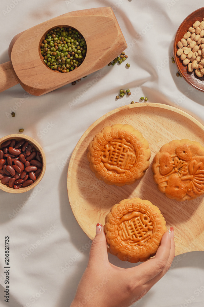 平躺中秋食品月饼概念。蛋糕上的文字意味着幸福。