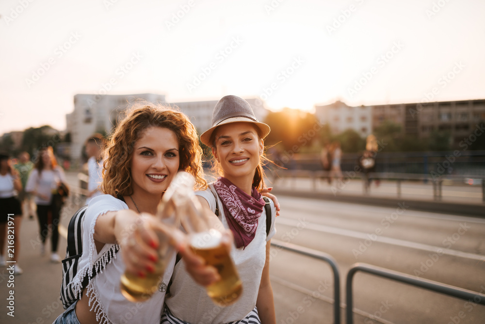 干杯！派对、节日和庆祝理念。