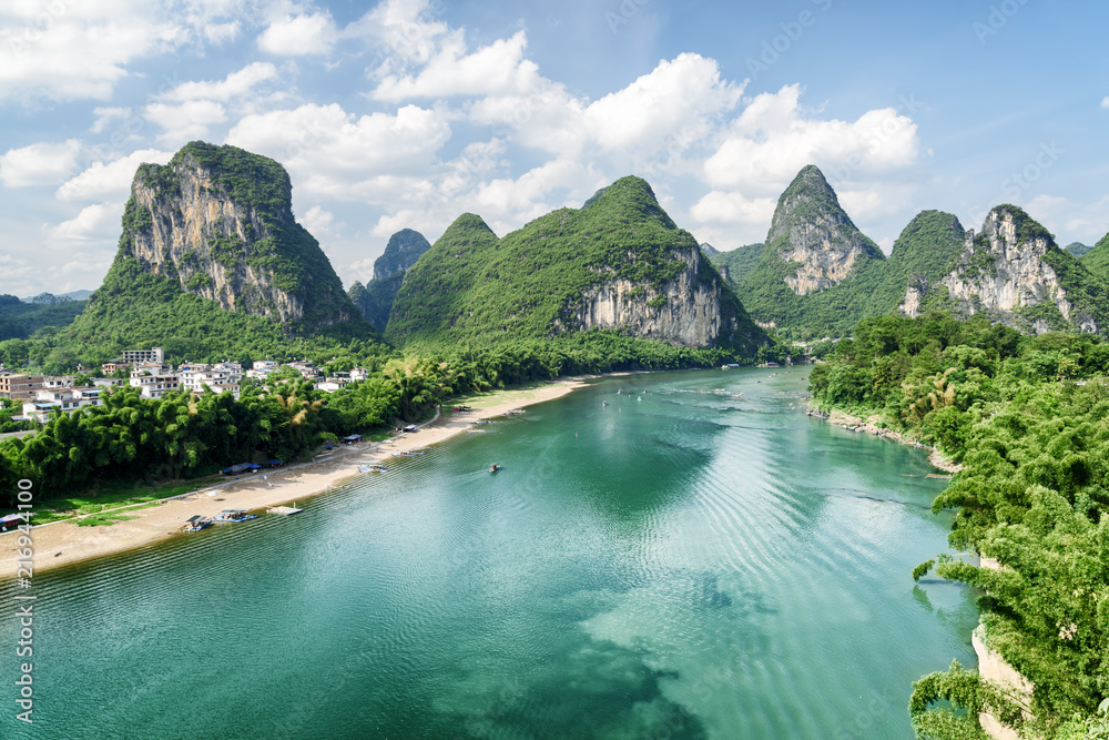 桂林阳朔县美丽的夏日阳光景观