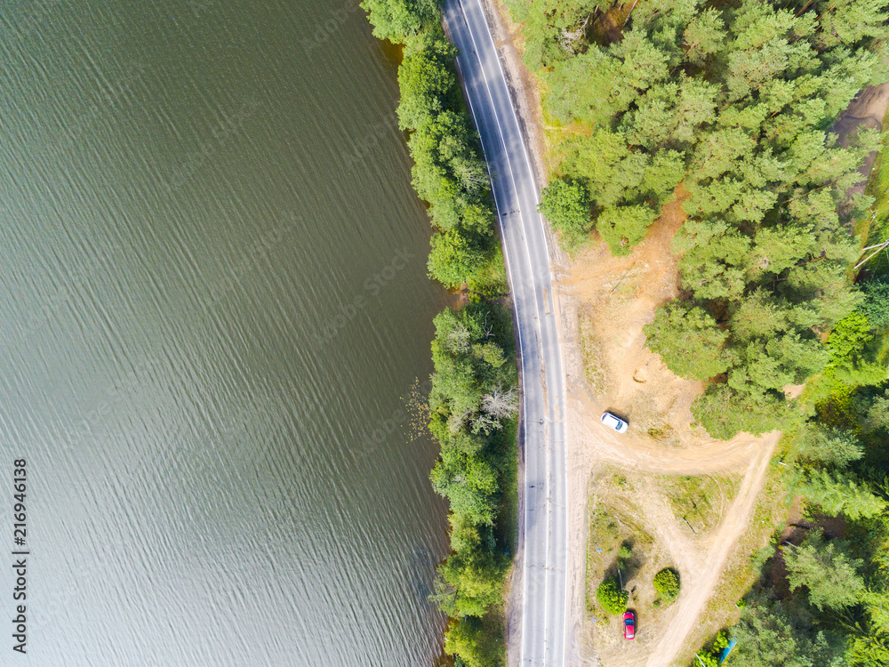 汽车俯瞰高速公路。行驶中的汽车俯瞰乡村道路。汽车经过。Aeri