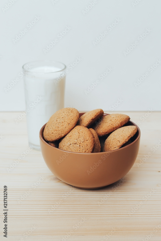 桌上有一杯牛奶的饼干。