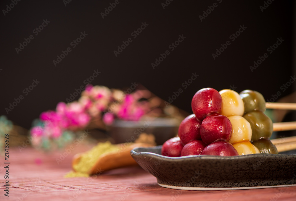 日本Dango甜点，有三种不同的颜色，有粉色（红色）、白色和绿色，食谱，hanami Dango，