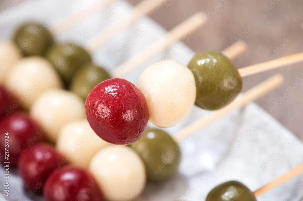 日本Dango甜点，有三种不同的颜色，粉色（红色）、白色和绿色，食谱，hanami Dango，