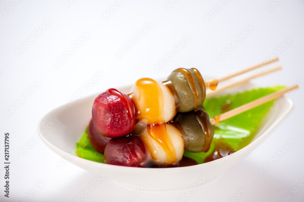 日本Dango甜点，有三种不同的颜色，粉色（红色）、白色和绿色，食谱，hanami Dango，