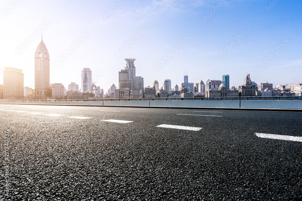 城市天际线的空柏油路