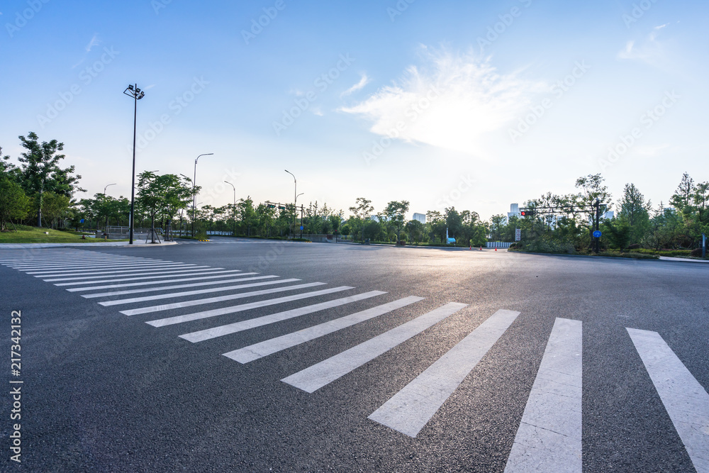 城市天际线的空旷柏油路