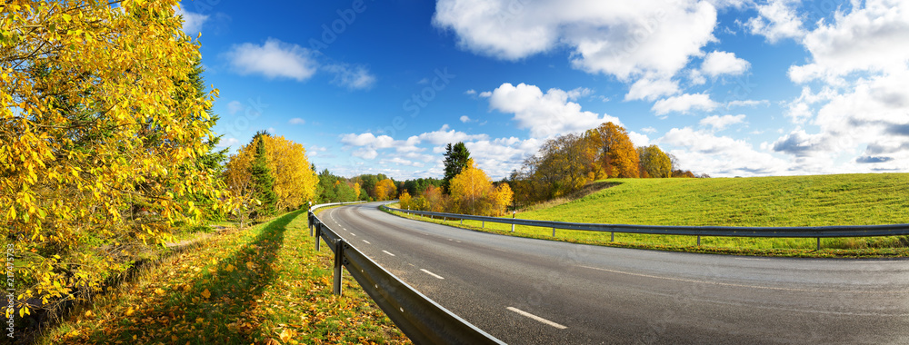 秋天高速公路上的美丽风景。阳光明媚的日子，秋天的路