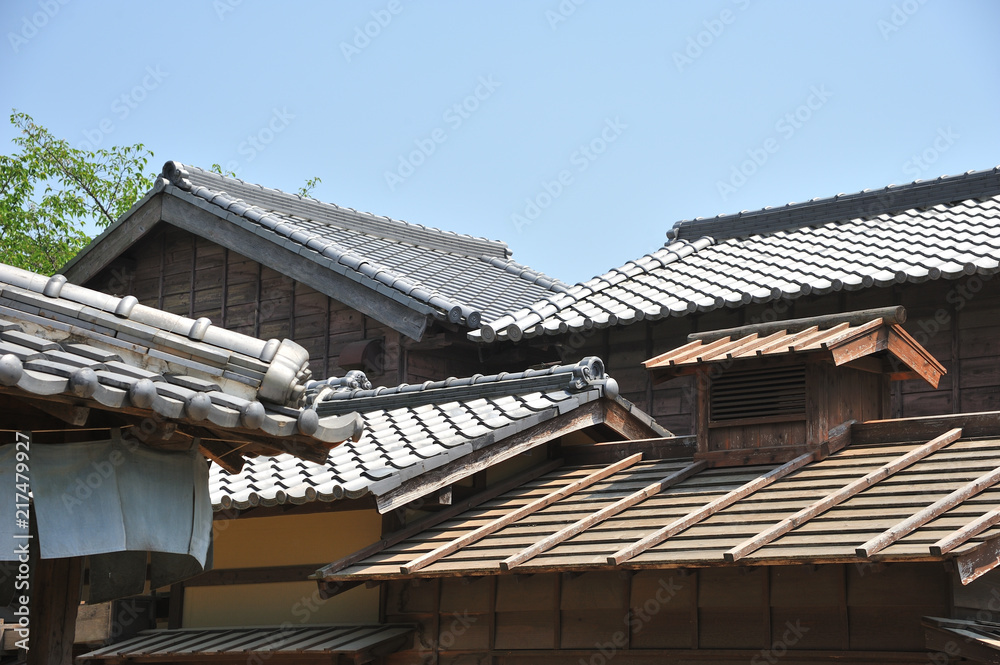 木造家屋と瓦屋根