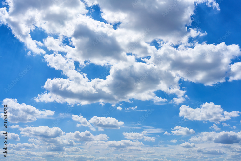 Blauer Himmel mit weißen Wolken als Wetter Konzept