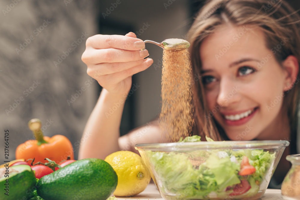 年轻女子在厨房做饭