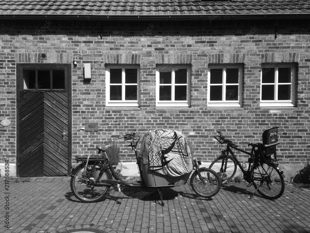 Parken vor der Tür, der Wand und den vier Fenstern