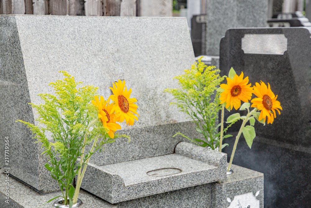 霊園の墓石と花