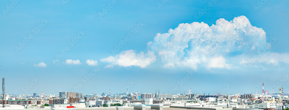 青空と雲とビル群