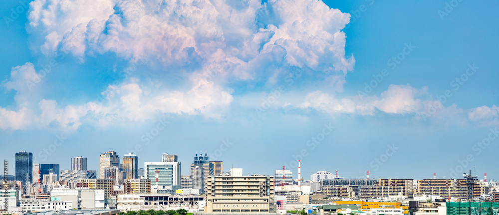 青空と雲とビル群