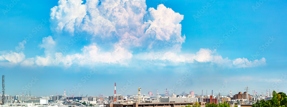 青空と雲とビル群